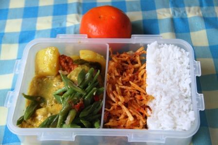 Agan lebih sering mana, bekal dari rumah atau jajan di luar ?