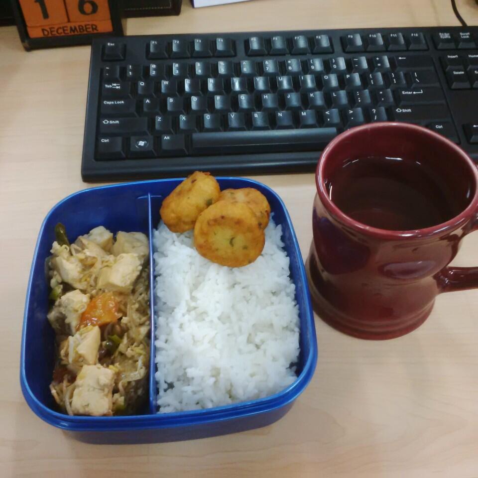 Agan lebih sering mana, bekal dari rumah atau jajan di luar ?
