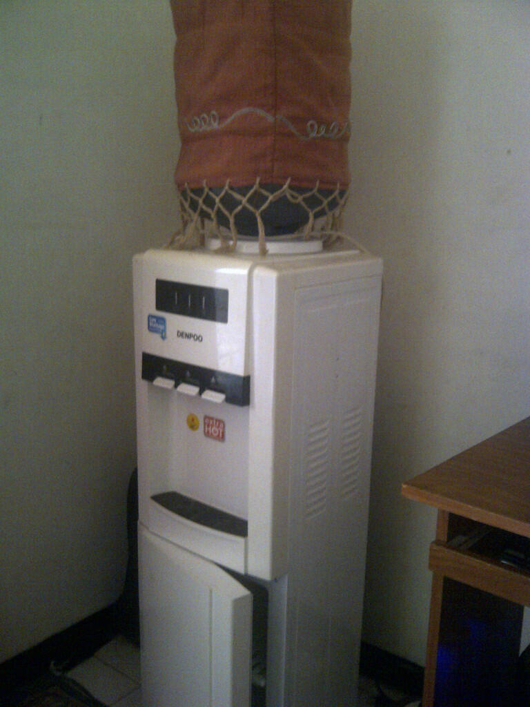 Dispenser merk denpo normal dingin panas