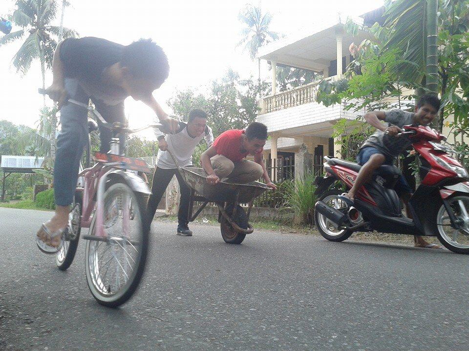 Gerobak vs Sepeda vs Motor, solusi balapan yang menarik.