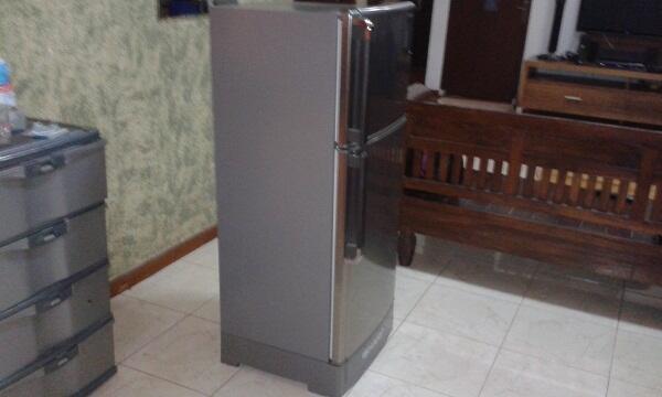 Jual kulkas sharp murmer 1,5 jt nego masih mulus
