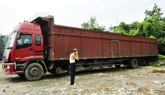 peringatan supir truck untuk pengendara lain!! (suka setir mobil atau motor masuk)