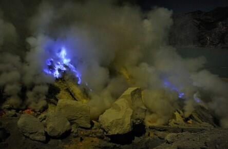 Lava Pijar Langka Ini Berwarna Biru Di Indonesia