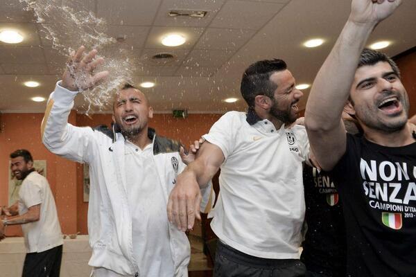 Juventus Raih Hat-Trick Scudetto