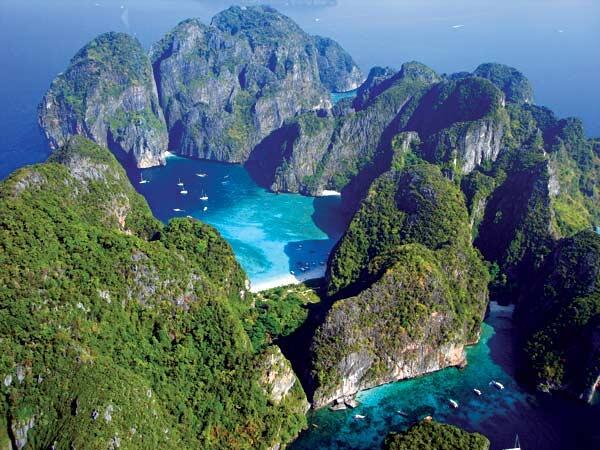 Phi - Phi Island vs Raja Ampat , Share yuk yang udah pernah kesana :)