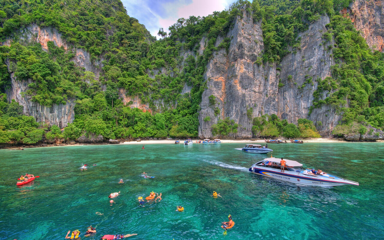 Phi - Phi Island vs Raja Ampat , Share yuk yang udah pernah kesana :)