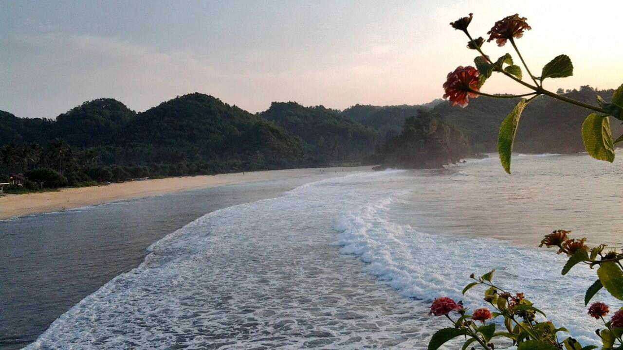 'Pantai Srau' Keindahan Tersendiri Pantai Selatan Pacitan