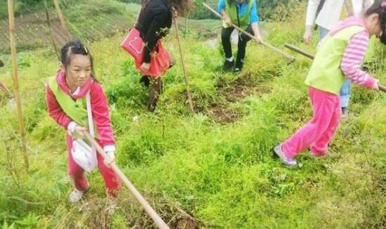 Wow, wanita ini sewa
gunung untuk
anaknya!