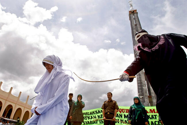 Hukum Aceh: Korban Pemerkosaan Dicambuk, Karena Diperkosa 8 Orang