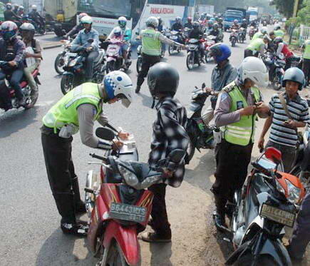 Inilah Kumpulan Pengalaman Lucu &amp; Unik Ditilang Polisi!