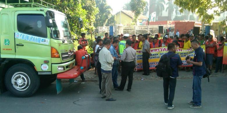 Empat Bulan Belum Gajian, Petugas Kebersihan DKI Mogok Kerja