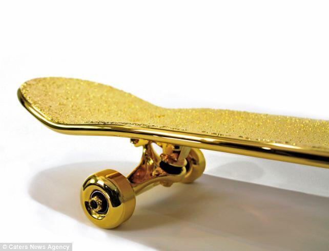 Skateboard Berbahan Emas