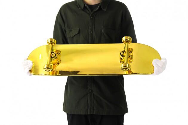 Skateboard Berbahan Emas