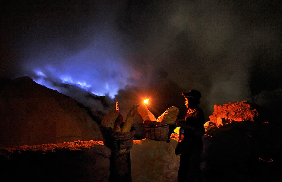 KAWAH IJEN - Pesona Alam dan Kegigihan Penambang Belerang