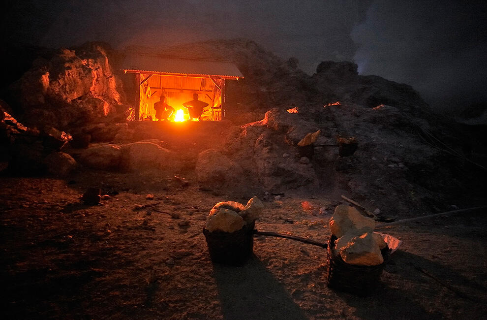 KAWAH IJEN - Pesona Alam dan Kegigihan Penambang Belerang