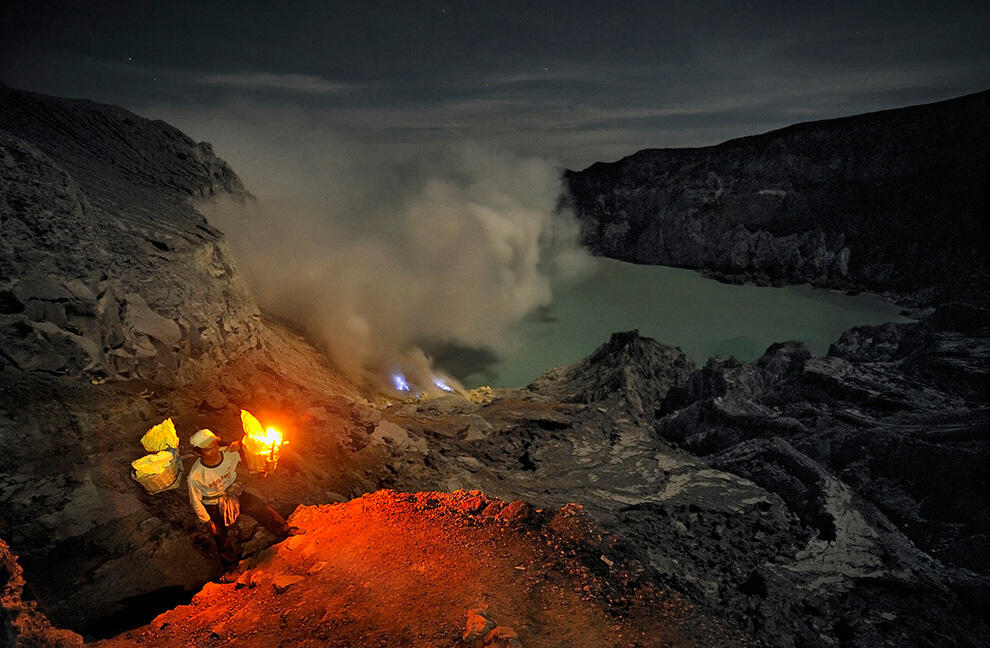 KAWAH IJEN - Pesona Alam dan Kegigihan Penambang Belerang