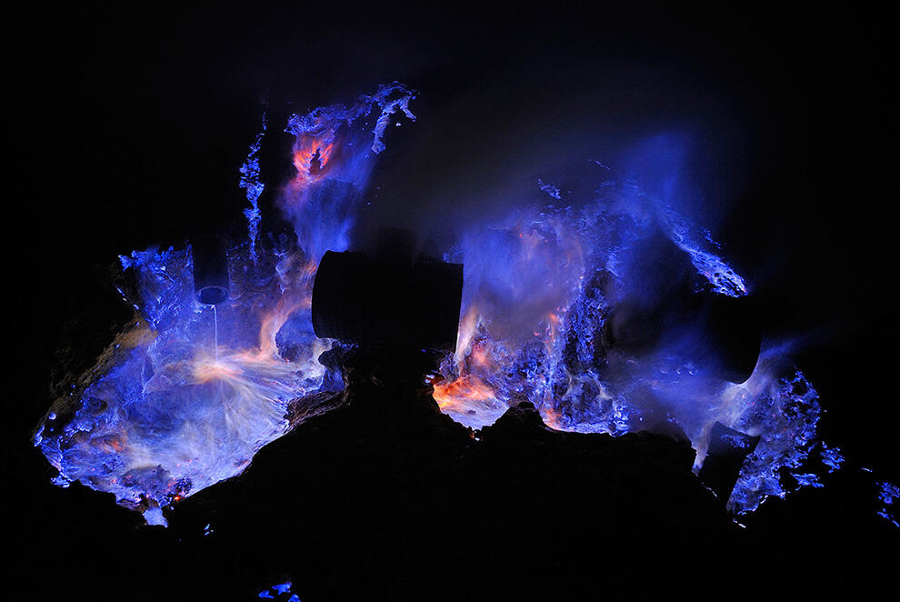 KAWAH IJEN - Pesona Alam dan Kegigihan Penambang Belerang