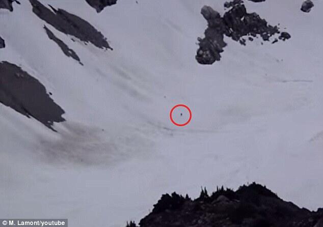Seorang pendaki rekam sosok &quot;Bigfoot&quot; mendaki gunung salju