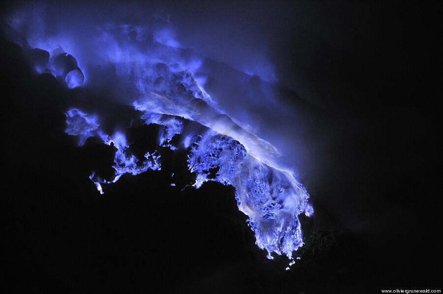 &#91;Karena Lava warna merah udah mainstream&#93; Indahnya Lava Biru di Kawah Ijen, INDONESIA