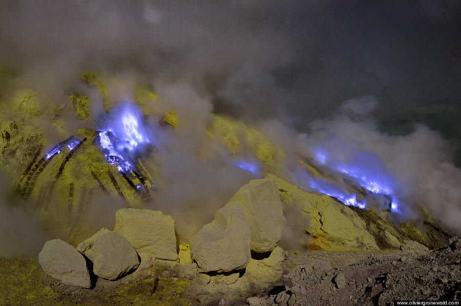 &#91;Karena Lava warna merah udah mainstream&#93; Indahnya Lava Biru di Kawah Ijen, INDONESIA