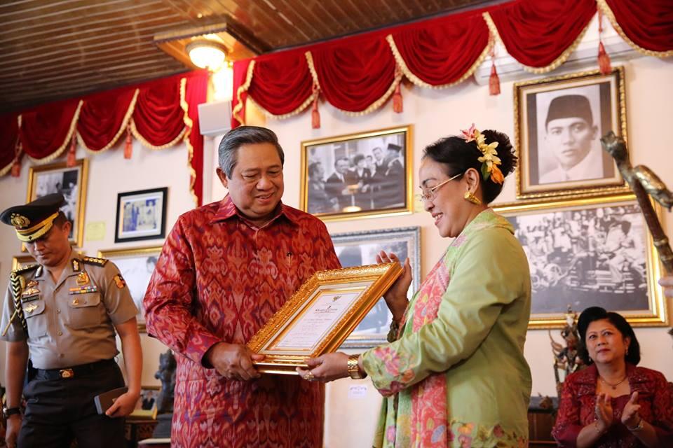 &#91; JEGER.!!! &#93;Presiden SBY Dianugerahi Penghargaan Jas Merah dari Soekarno Center Bali