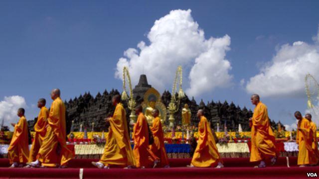 Yang pengen ke Borobudur waktu Waisak.. Baca Dulu Gan !!