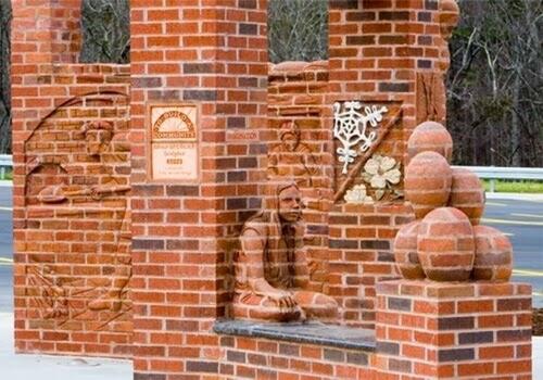 Seni Patung Kreatif Tersusun dari Batu Bata