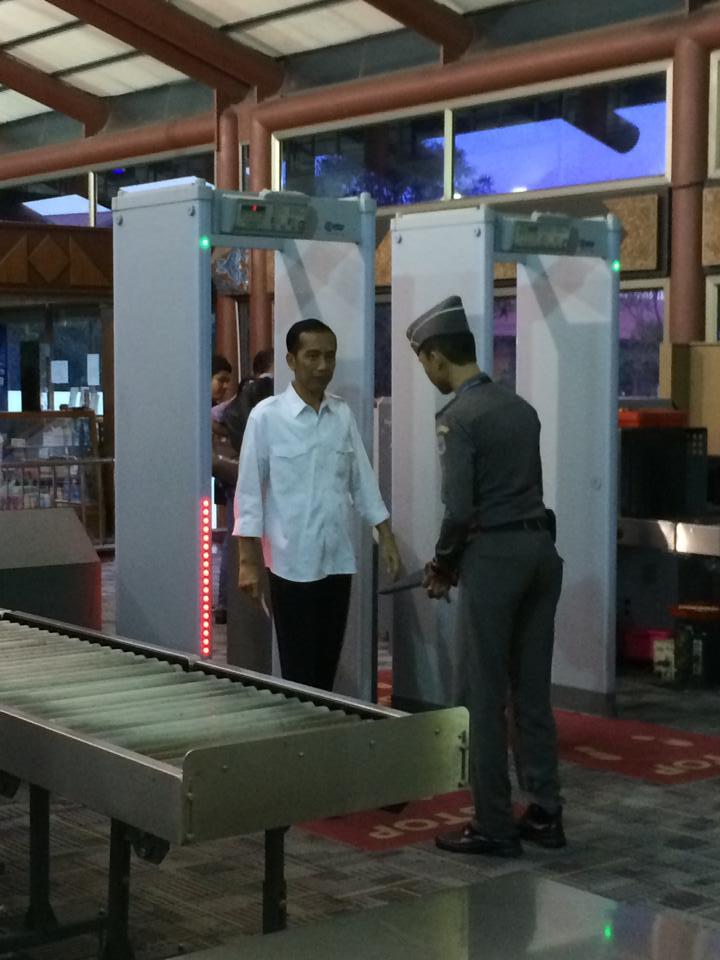 &#91;Eksklusif&#93; Foto-foto kesederhanaan Jokowi di bandara hari ini