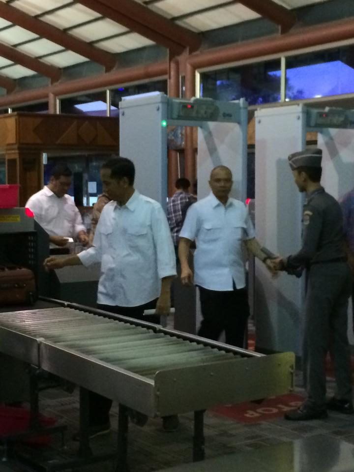 &#91;Eksklusif&#93; Foto-foto kesederhanaan Jokowi di bandara hari ini