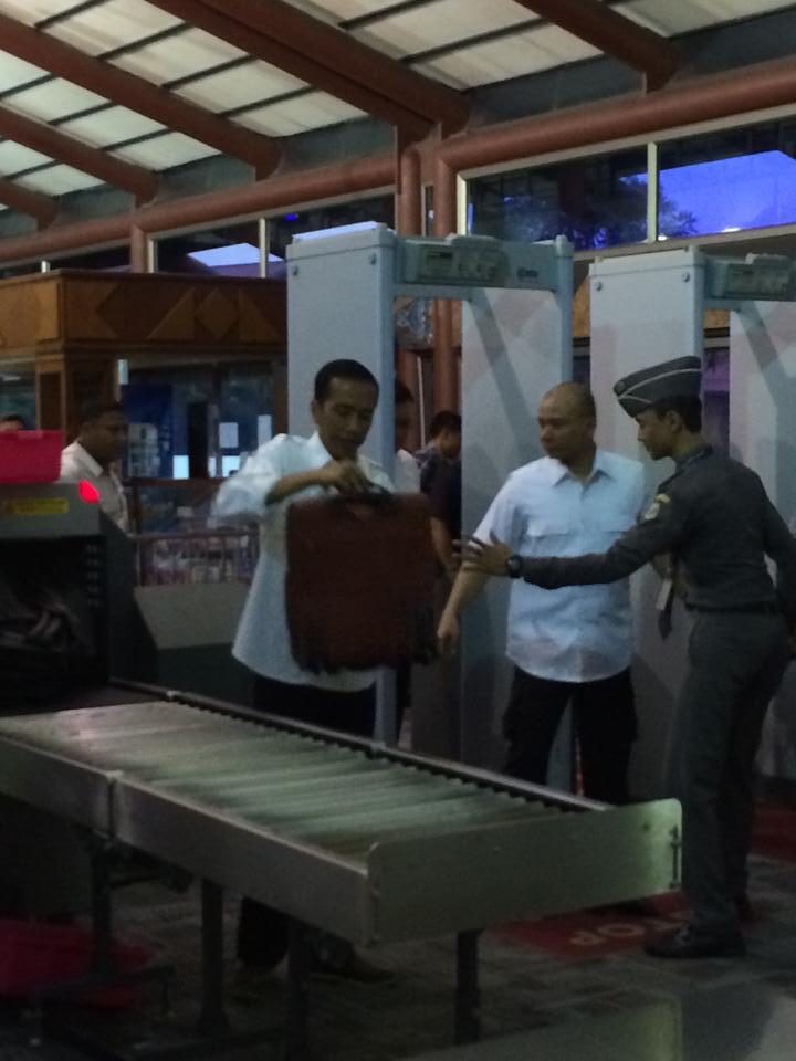 &#91;Eksklusif&#93; Foto-foto kesederhanaan Jokowi di bandara hari ini