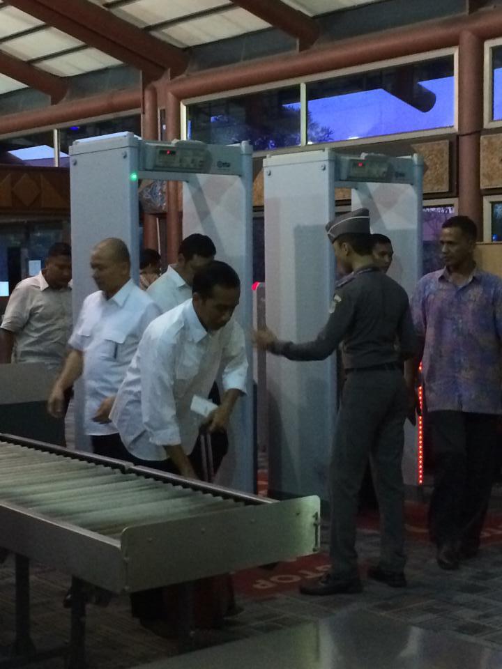 &#91;Eksklusif&#93; Foto-foto kesederhanaan Jokowi di bandara hari ini