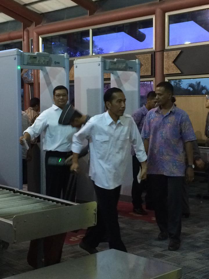 &#91;Eksklusif&#93; Foto-foto kesederhanaan Jokowi di bandara hari ini