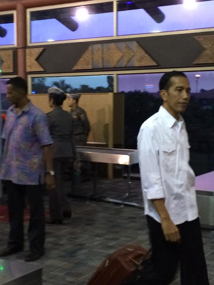 &#91;Eksklusif&#93; Foto-foto kesederhanaan Jokowi di bandara hari ini