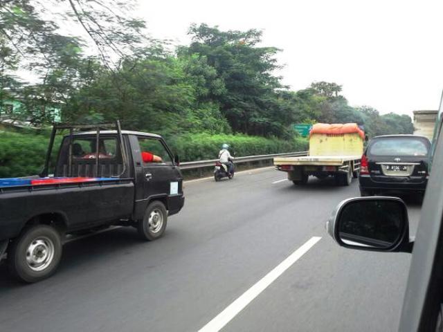 Ada Pemotor Cewek Tancap Gas di Tol Cawang