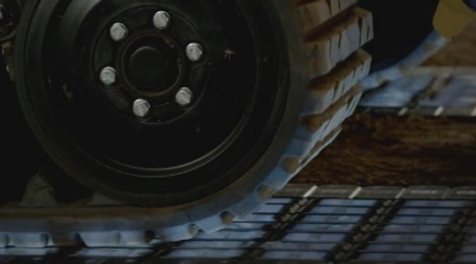 Dilindas Bulldozer, Ponsel Ini Masih Bisa Menyala AMAZING