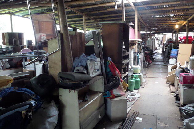 Berburu Barang Bekas di Mal Rongsok