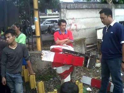 PENGENDARA MOTOR BABLAS PLANG PERLINTASAN KERETA, PLANG PATAH,