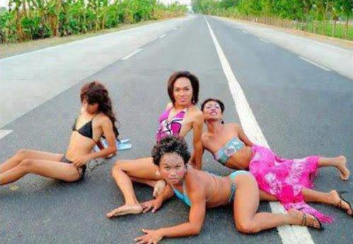 Ampar2 Pisang...Gila ada cewek ngampar dijalan!!!
