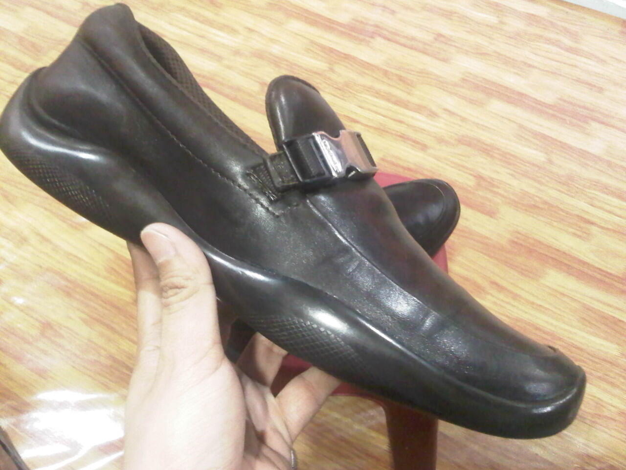 Terjual SEPATU  PRADA MADE  IN ITALY  VIBRAM SOLE ORIGINAL 