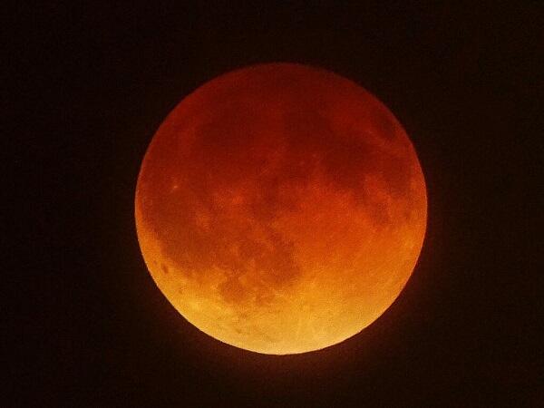 Foto-Foto Penampakan Blood Moon 15 April 2014