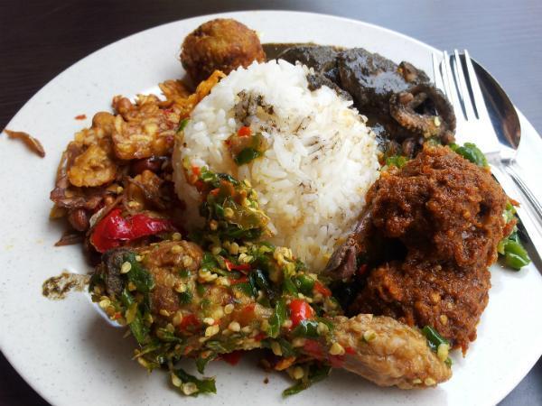 Kenapa Nasi Padang Kalau Dibungkus Nasinya Banyak