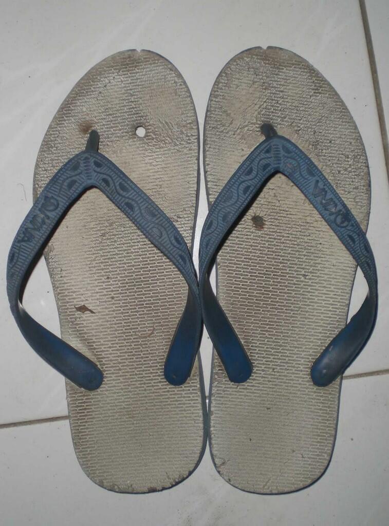 Kegunaan Sandal Jepit Selain Sebagai Alas kaki, Jalan-jalan sampai Masuk Jamban. 