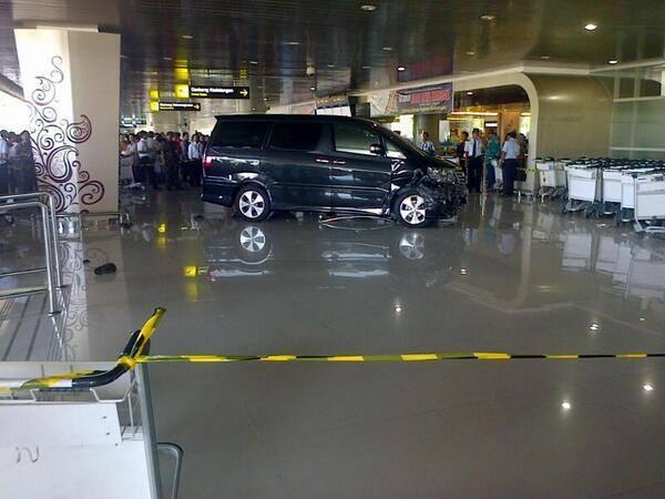 Alphard Masuk Terminal Keberangkatan Juanda, Satu Tewas