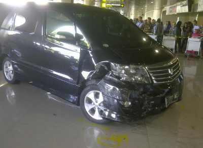 Alphard Nyelonong ke Lobi Bandara Juanda, 1 Balita Tewas