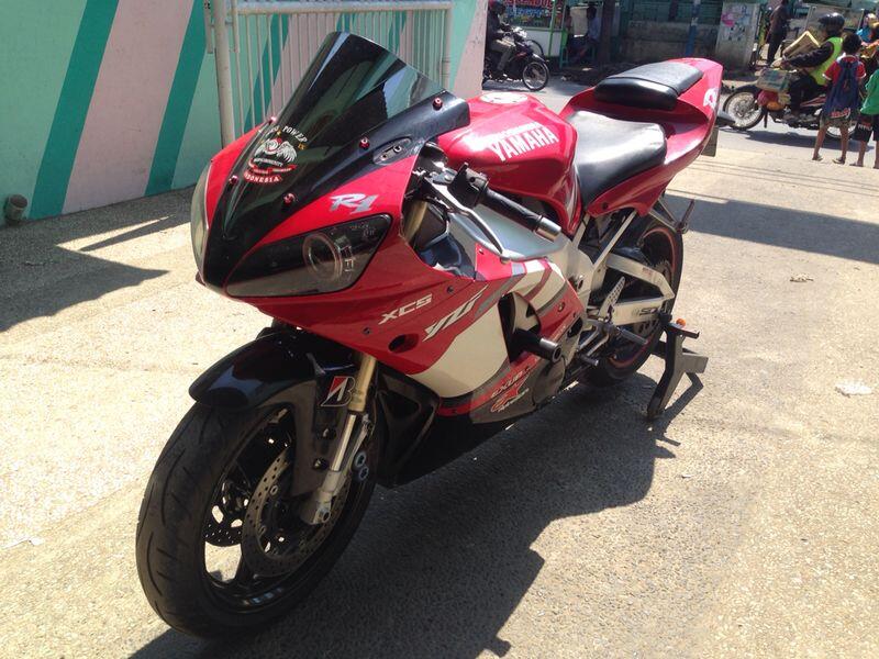 Terjual jual  moge  yamaha R1 2002 1000cc merah siap gas 