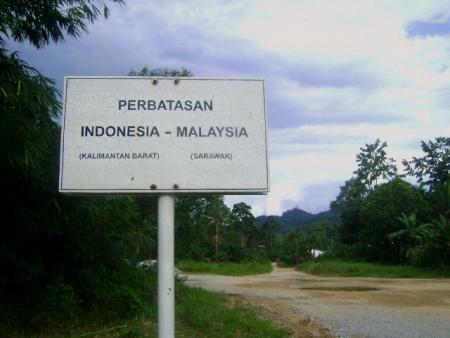 Jalan Perbatasan Indonesia - Malaysia &#91;Bagaikan Surga-Neraka&#93;
