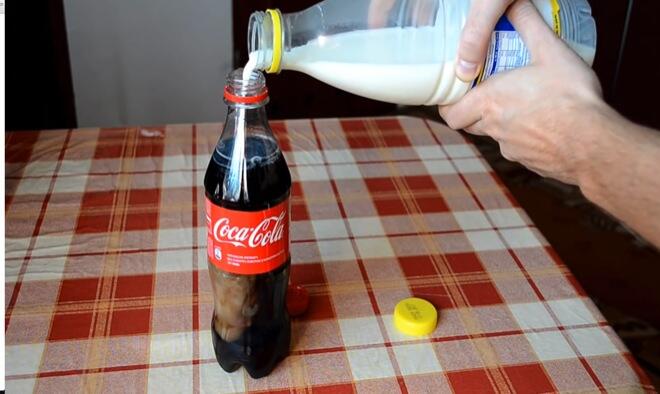 Inilah yang terjadi bila Anda mencampur Coke dan susu,