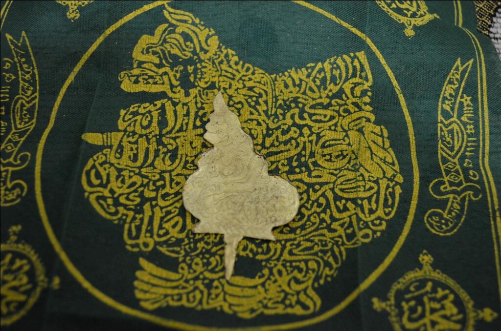 Keris kecil berbentuk manusia gemuk.