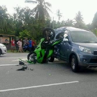 Kecelakaan Horror, Ninja 250FI VS Daihatsu Terios... Teriosnya Sampe Jebol Gan...
