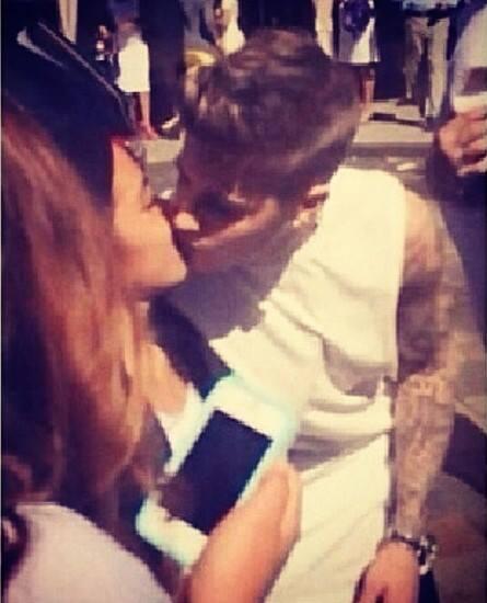 Foto JB Cipok Bibir Fans Cewek Yang Dia Upload dan Menuai Cacian